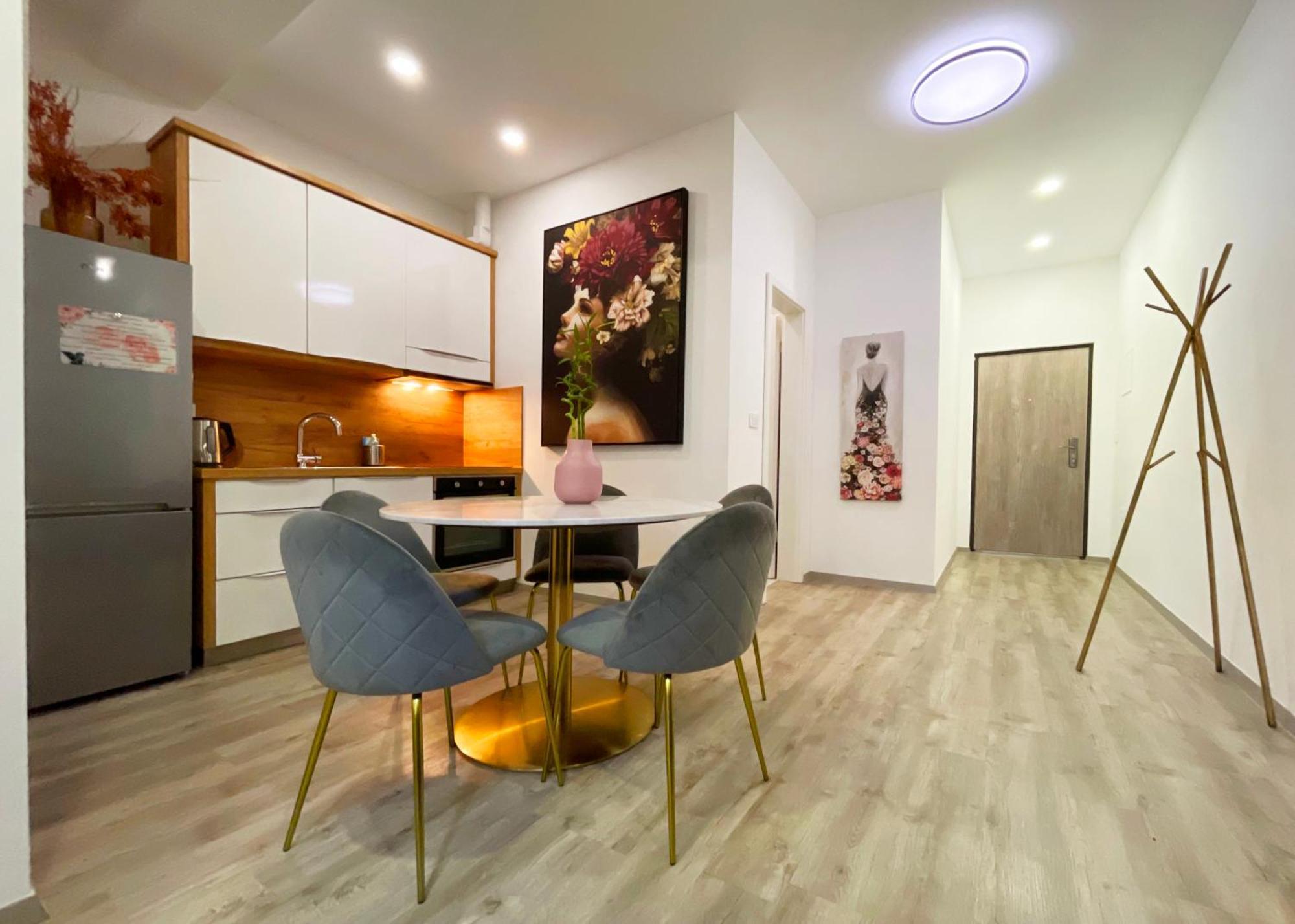 The Maze Apartment Любляна Экстерьер фото